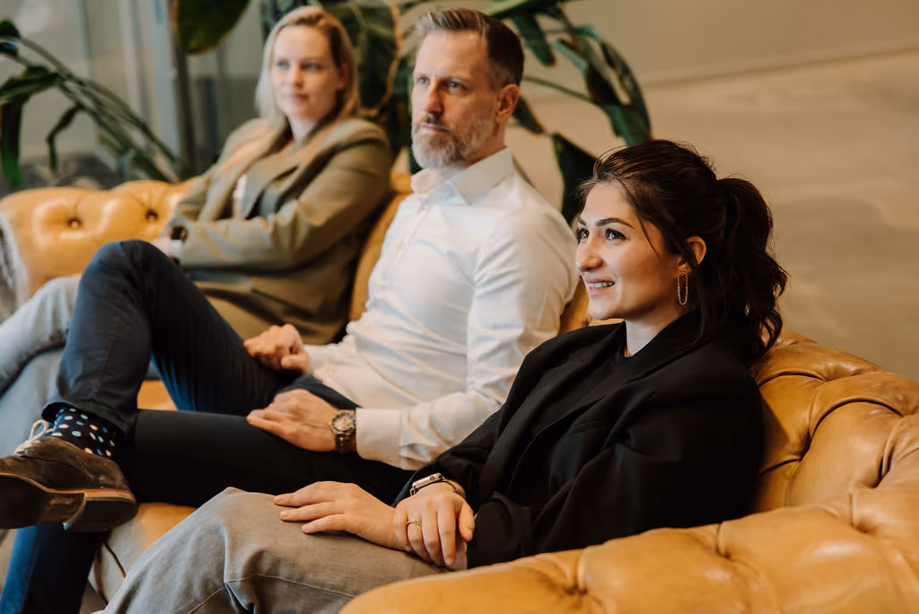 Ondernemer werkt aan AVG-compliance met laptop
