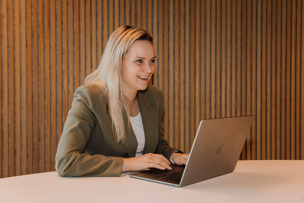 Maatwerk web app op laptop en telefoon voor TechTovenaar