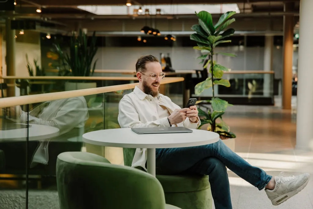 AI consultant bespreekt strategie met ondernemer