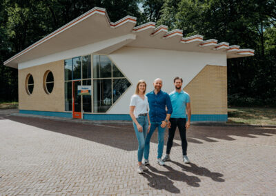 Medewerker Kuiper Makelaardij telefoneert via cloud telefonie